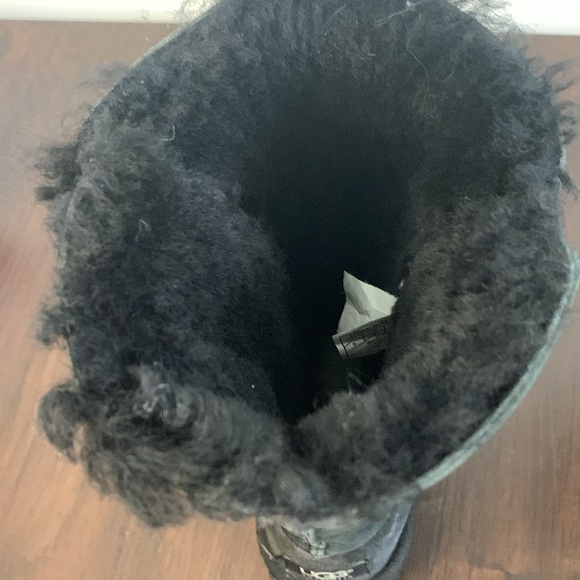 UGG 3 BUTTON BLACK SHEARLING BOOTS KIDS 5 - Picture 6 of 10